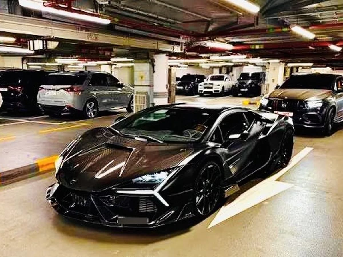 Lamborghini Revuelto Base