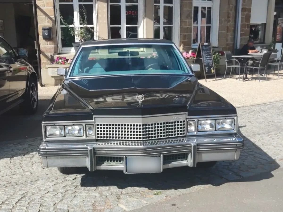 Cadillac DeVille Sedan 1976