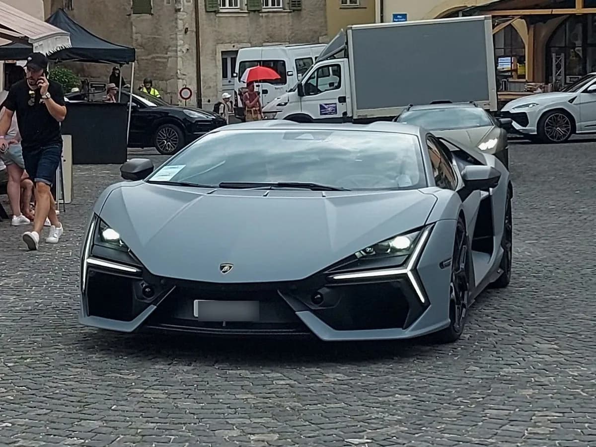 Lamborghini Revuelto Base