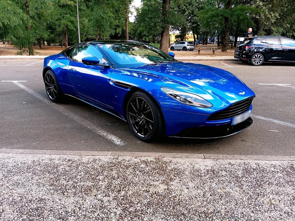 Aston Martin DB11 Coupé 2016
