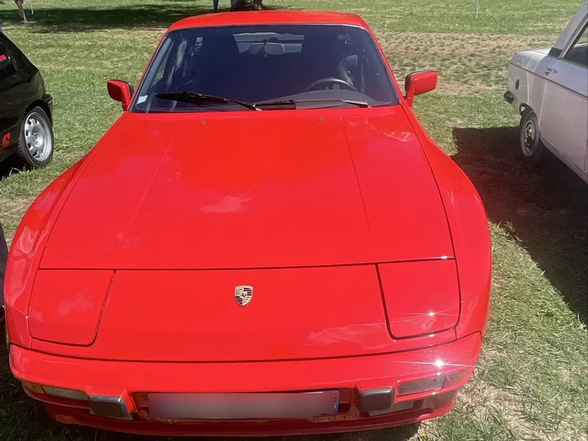 Porsche 944
