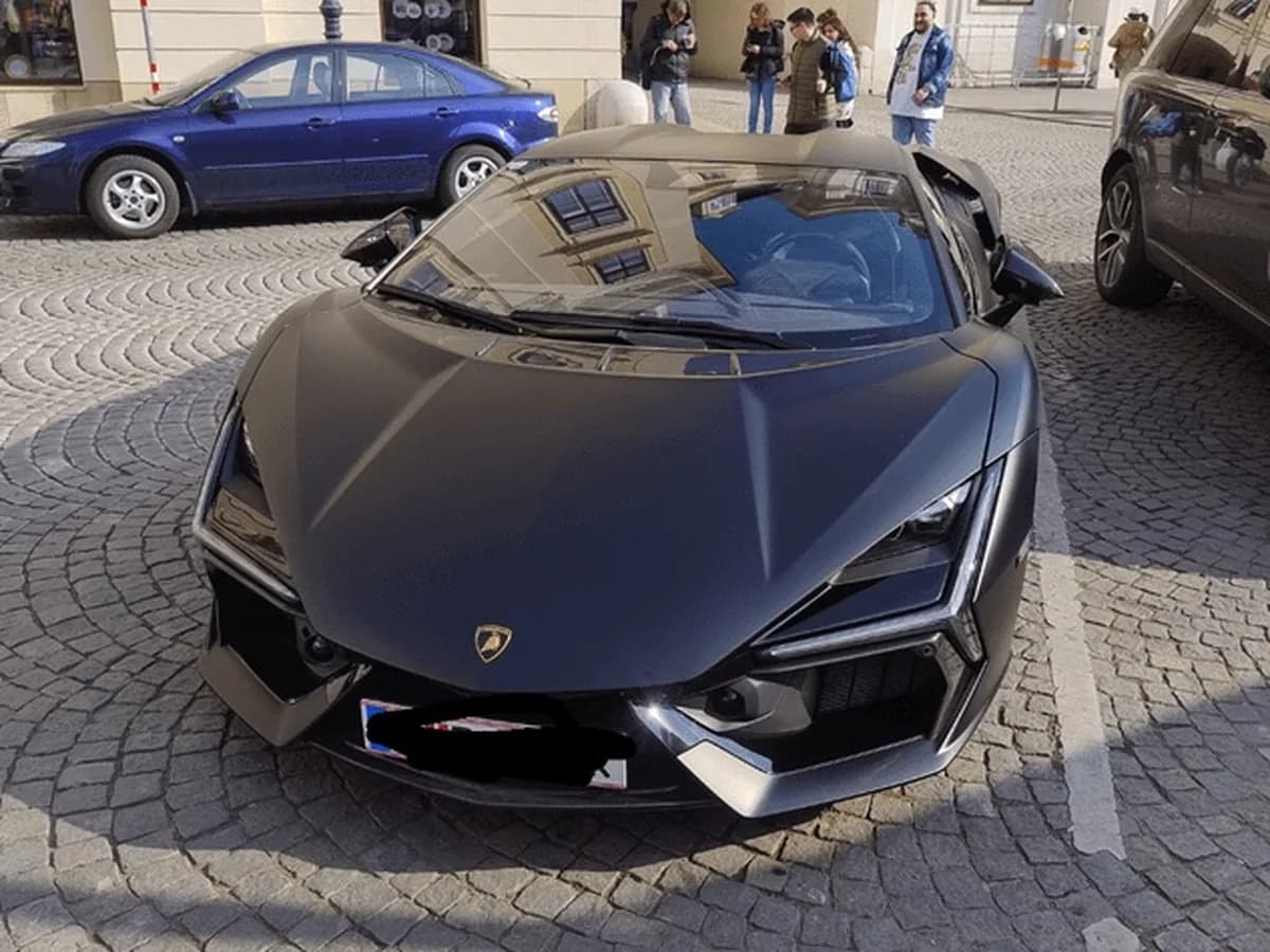 Lamborghini Revuelto