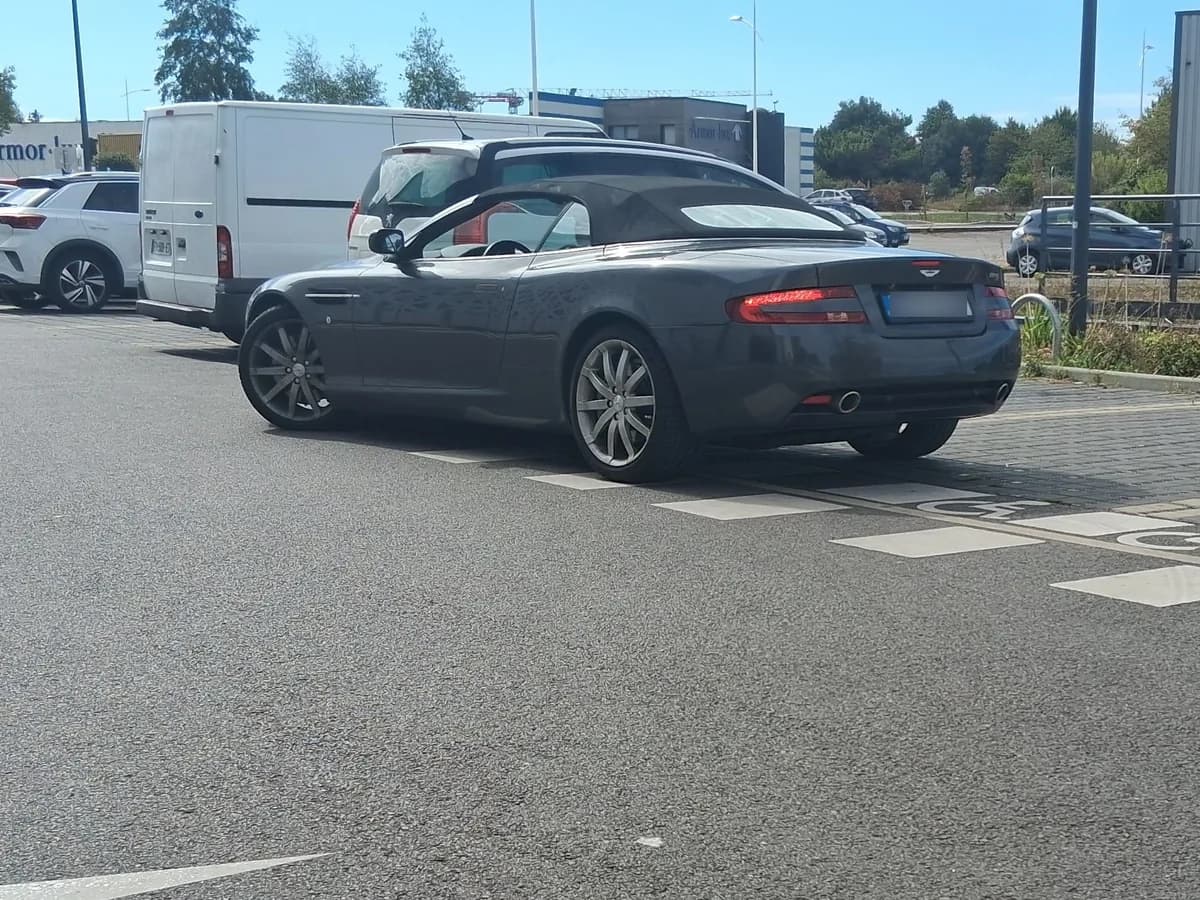 Aston Martin DB9 Volante 2004