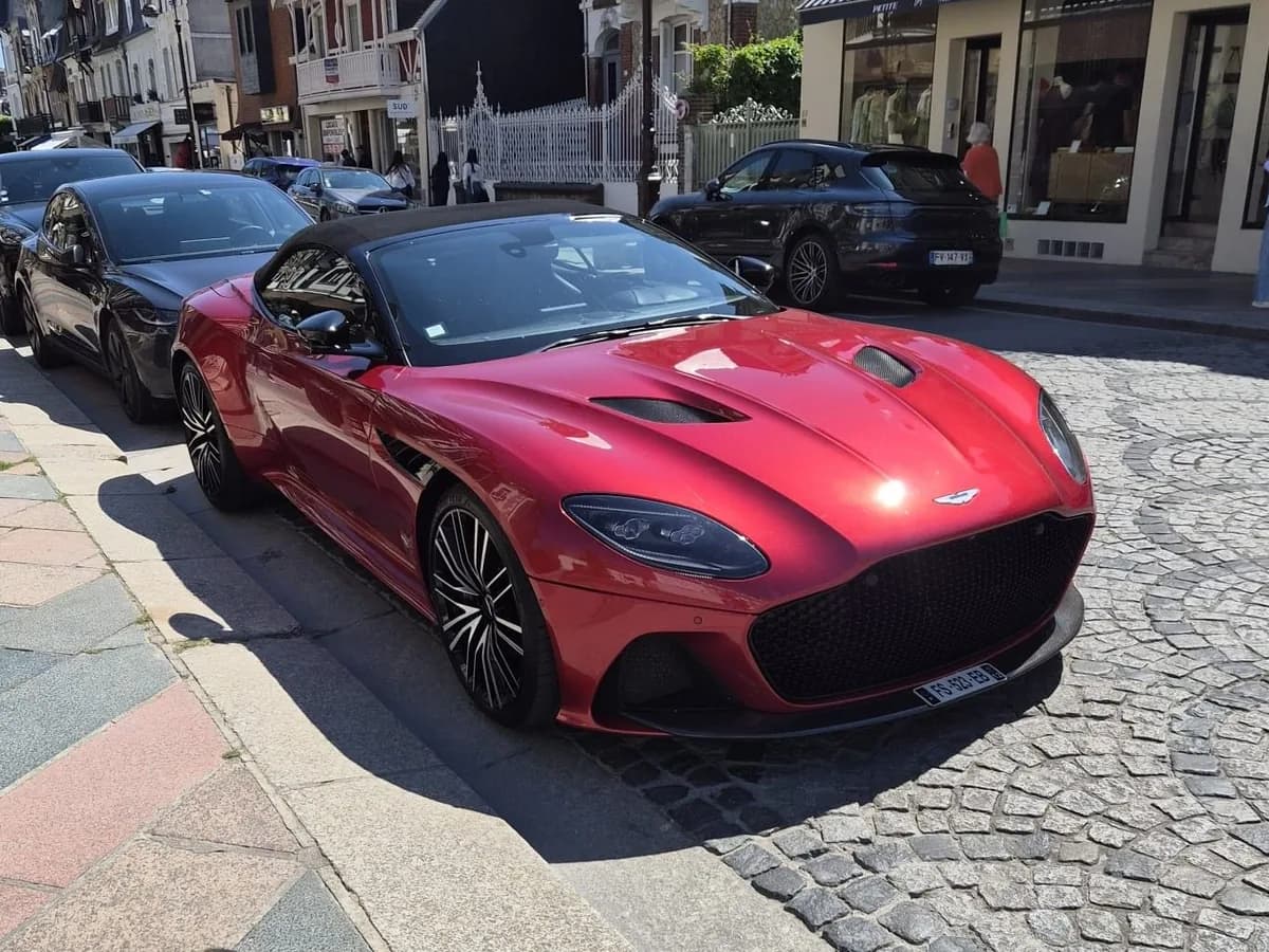 Aston Martin DBS Superleggera Volante 2019