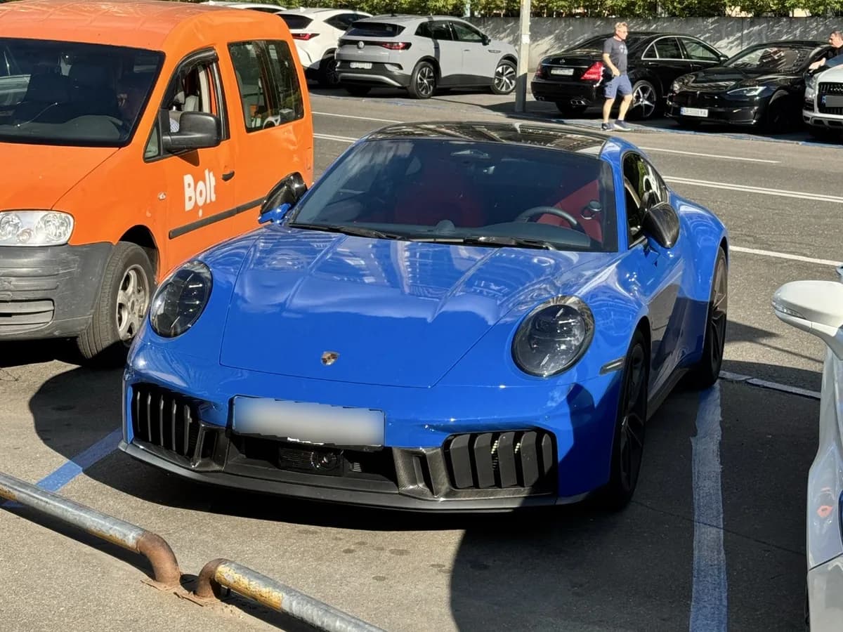 Porsche 911 Carrera 4 GTS 2024