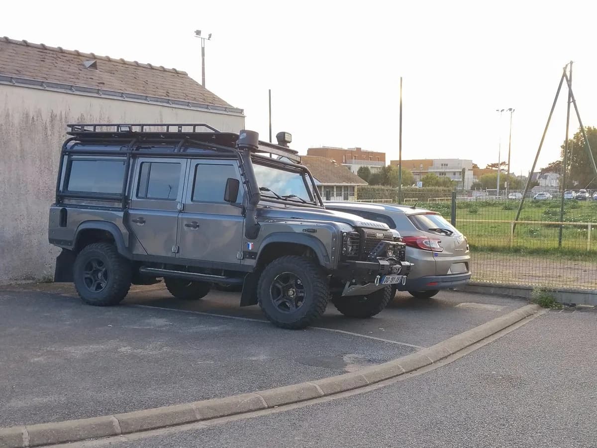 Land Rover Defender 110 SUV 1983