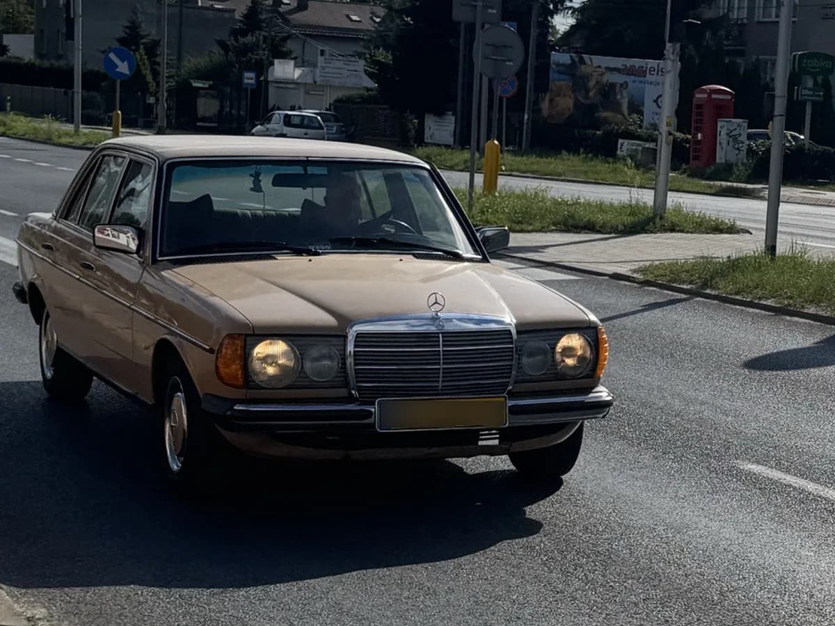 Mercedes-Benz E-Klasse 200–300 Sedan 1975