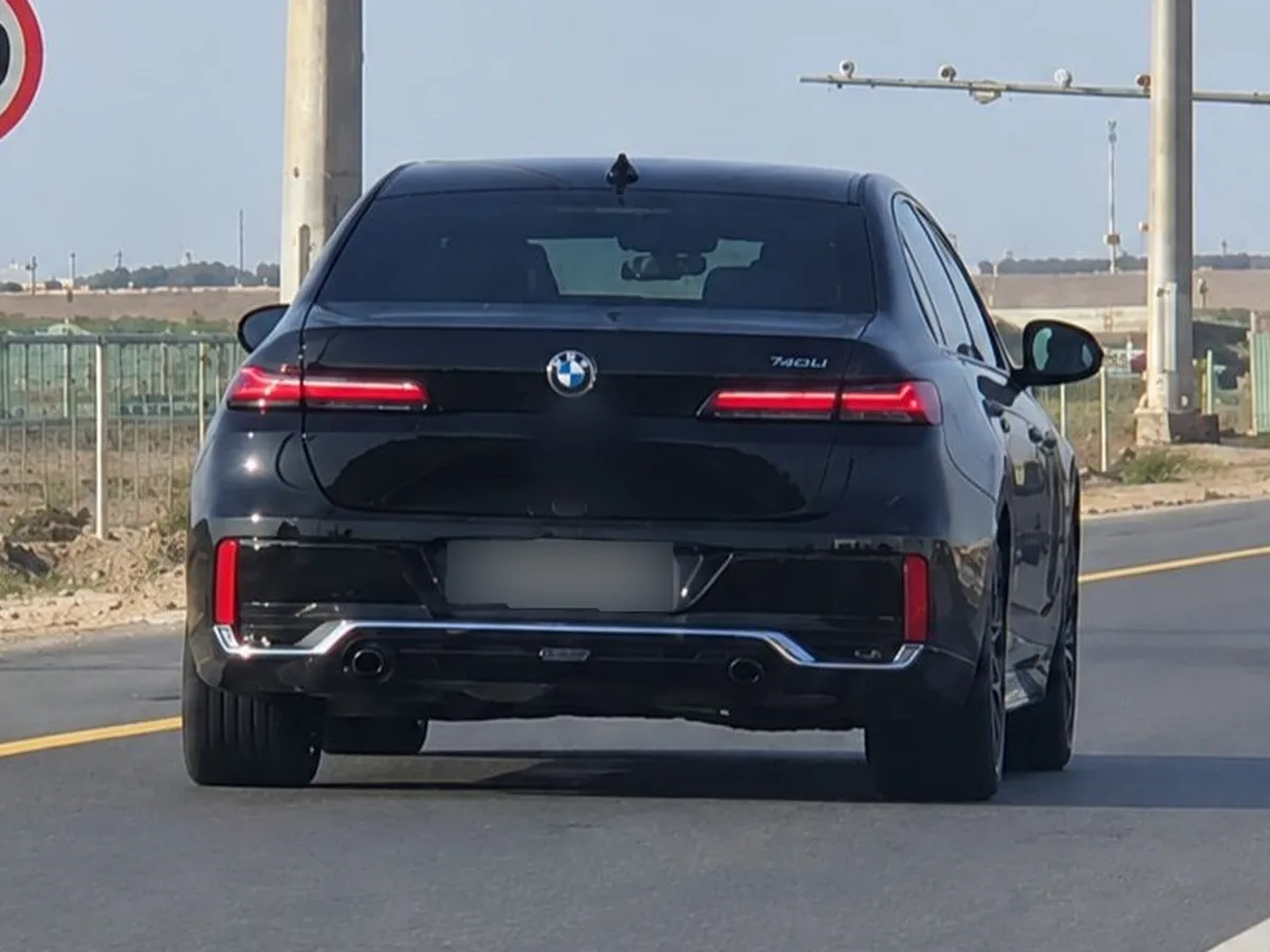 BMW i7