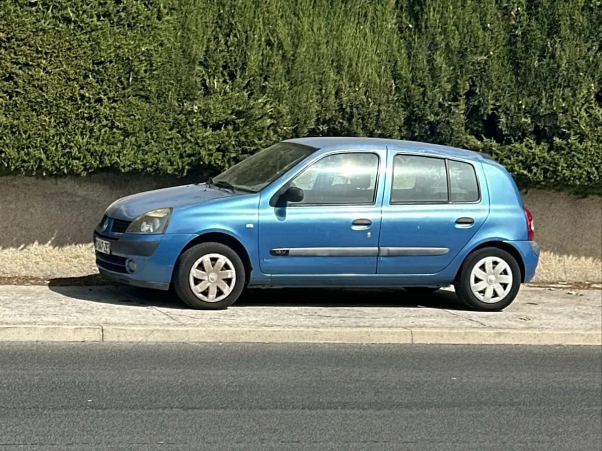 Clio Hatch 2001