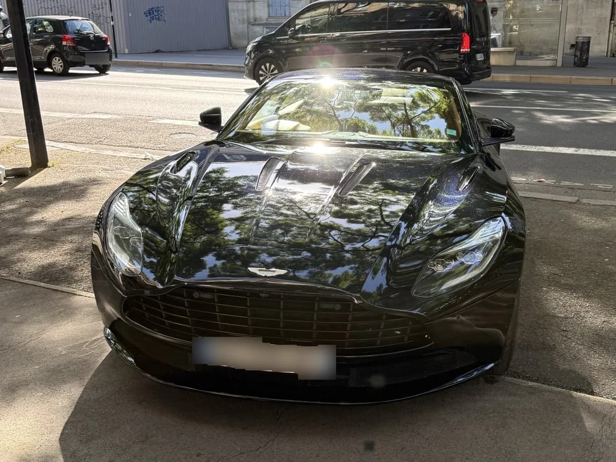 Aston Martin DB11