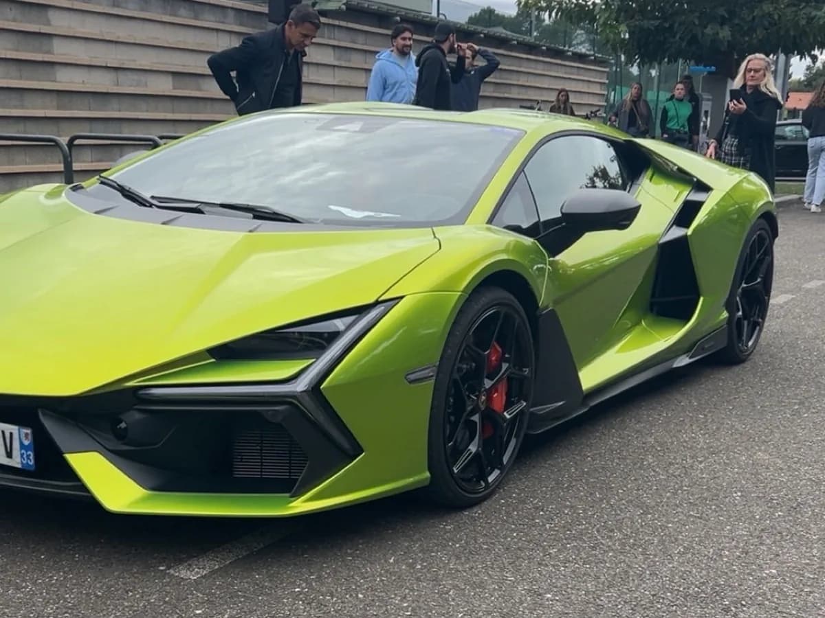 Lamborghini Revuelto Base
